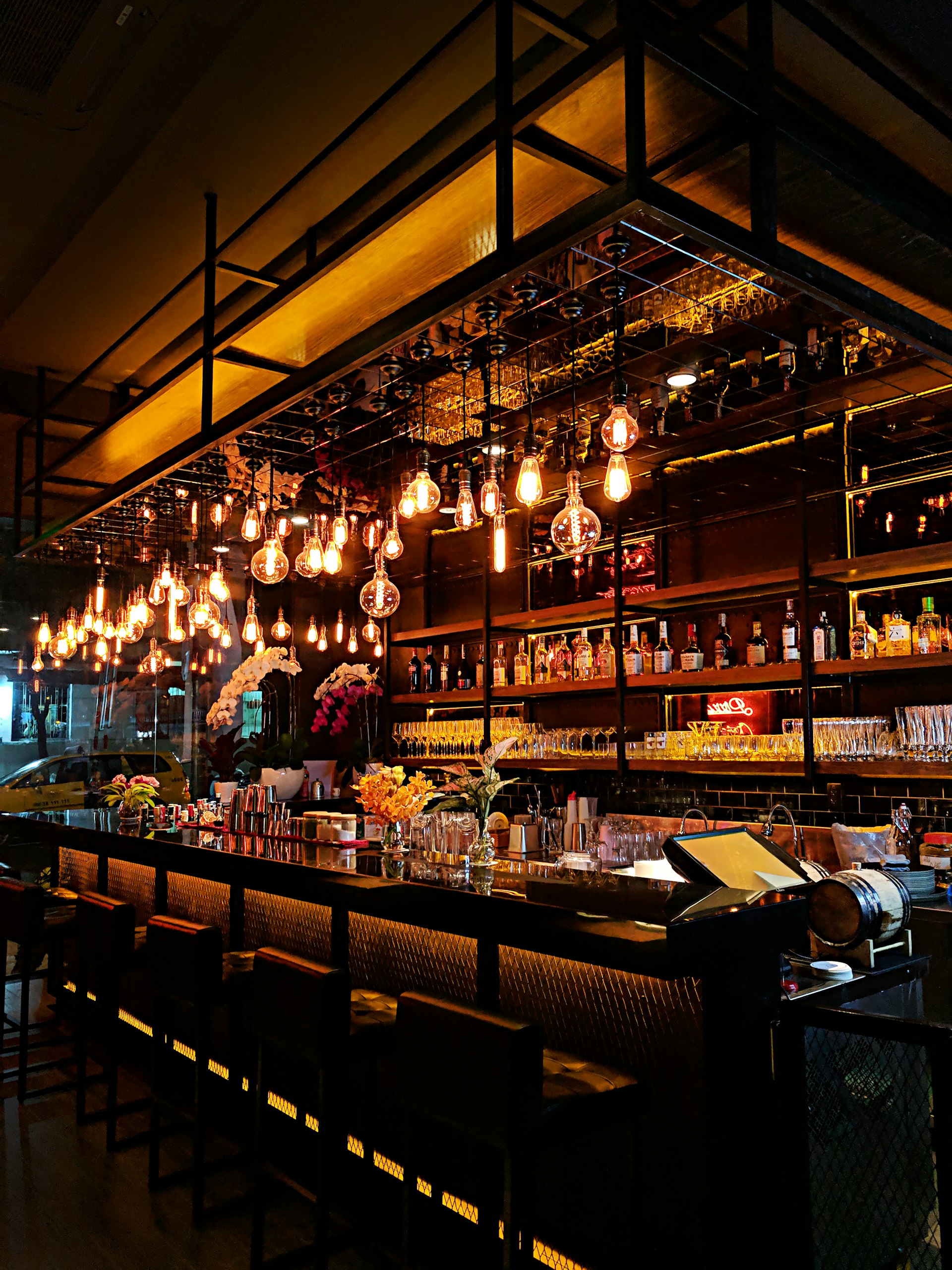 Comptoir de bar et étagères de bouteilles